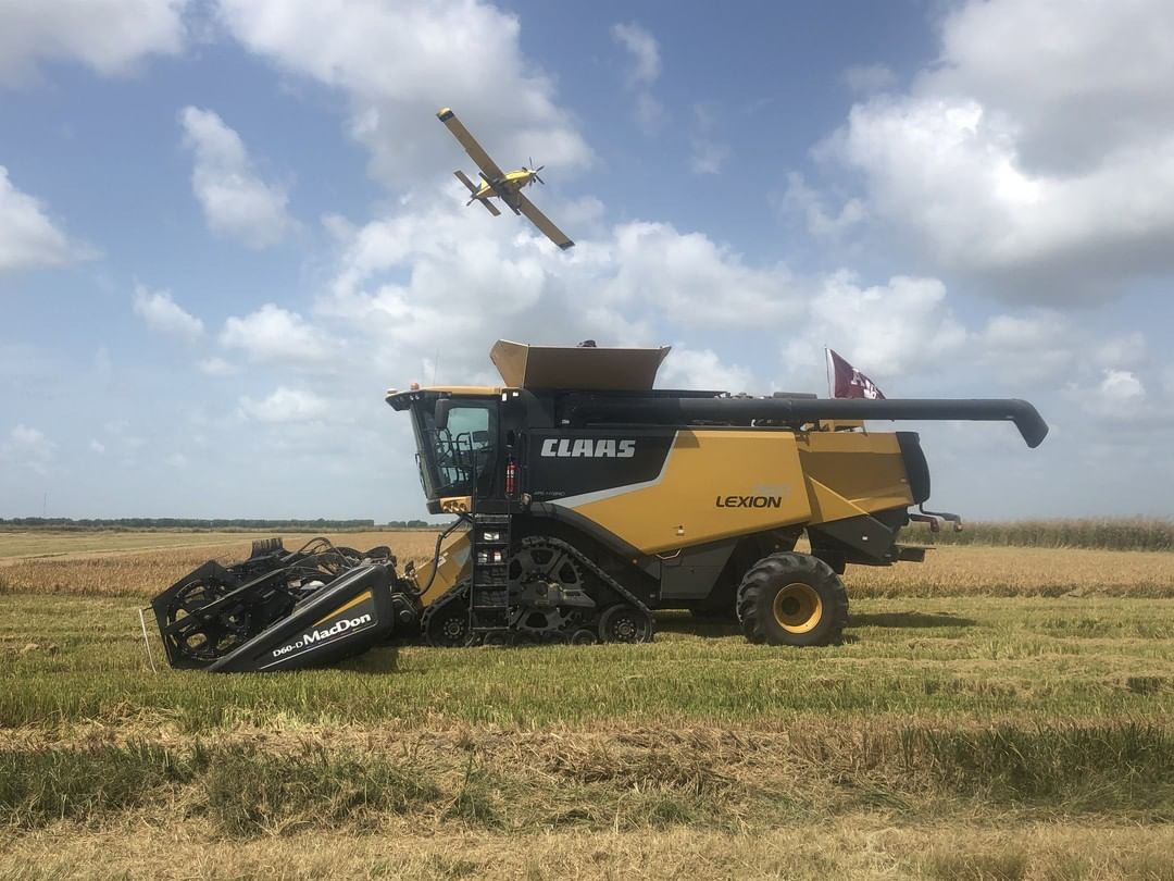 We couldn't help ourselves but reshare this picture from last year harvest! 🌾💛 Even more so because it is #tracktractortuesday 

📸 : Coleman Franz