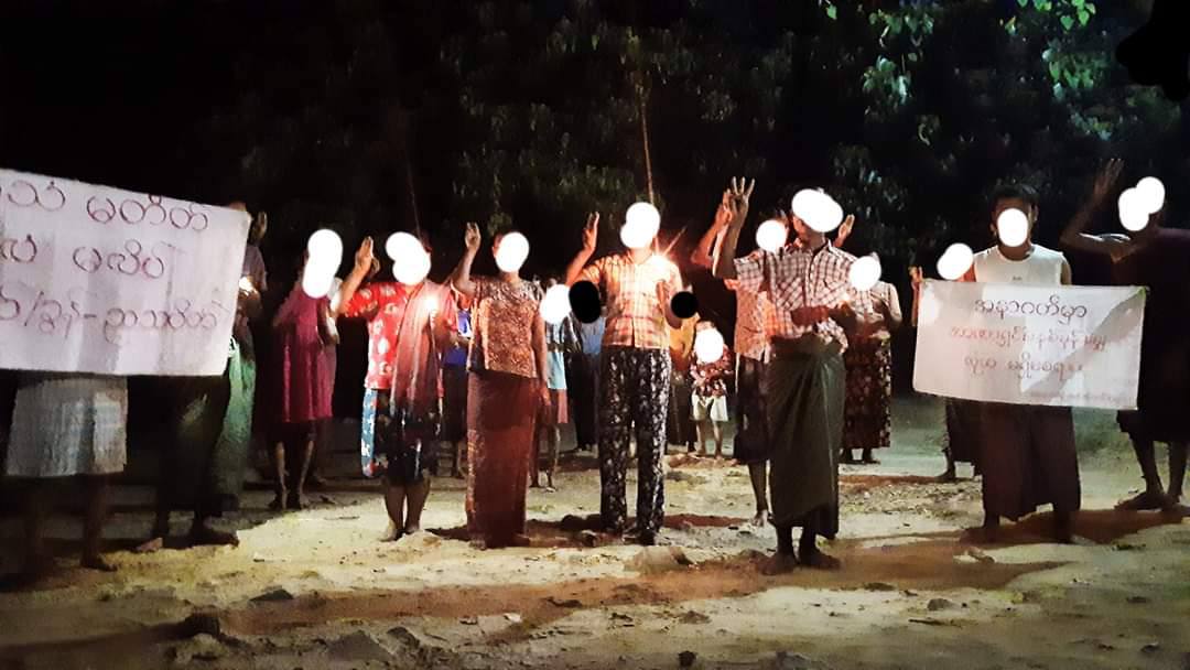 In Mandalay, PyiGyitagun night strike led by a monk who was warranted with 505(A) was protested to overthrow the military dictatorship. #Chevron_StopSponsoringSAC #Sep28Coup   #WhatsHappeningInMyanmar