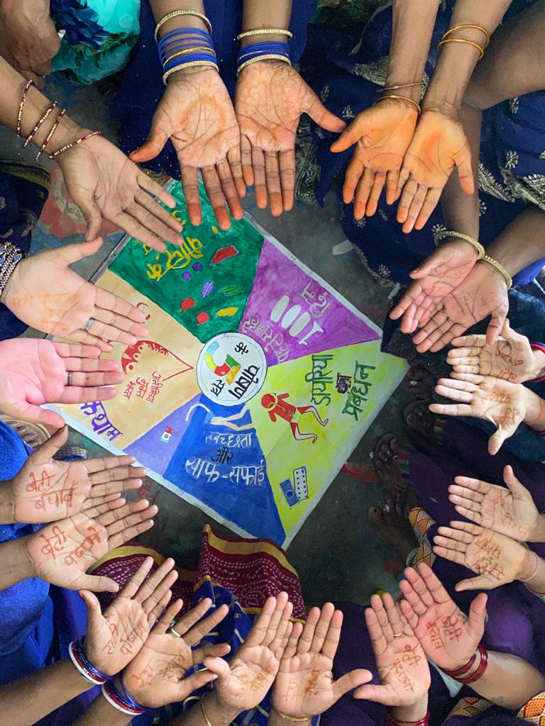 CDhanarua's tweet photo. Mehndi poshan wali @PoshanAbhiyaan @POSHAN_Official @dm_patna @PatnaPoshan @dm_patna @Chshekhar2010 @MinistryWCD @IPRD_Bihar @BRPOSHAN @IcdsBihar @smritiirani @SahniBihar https://t.co/lf2ztlpCl7
