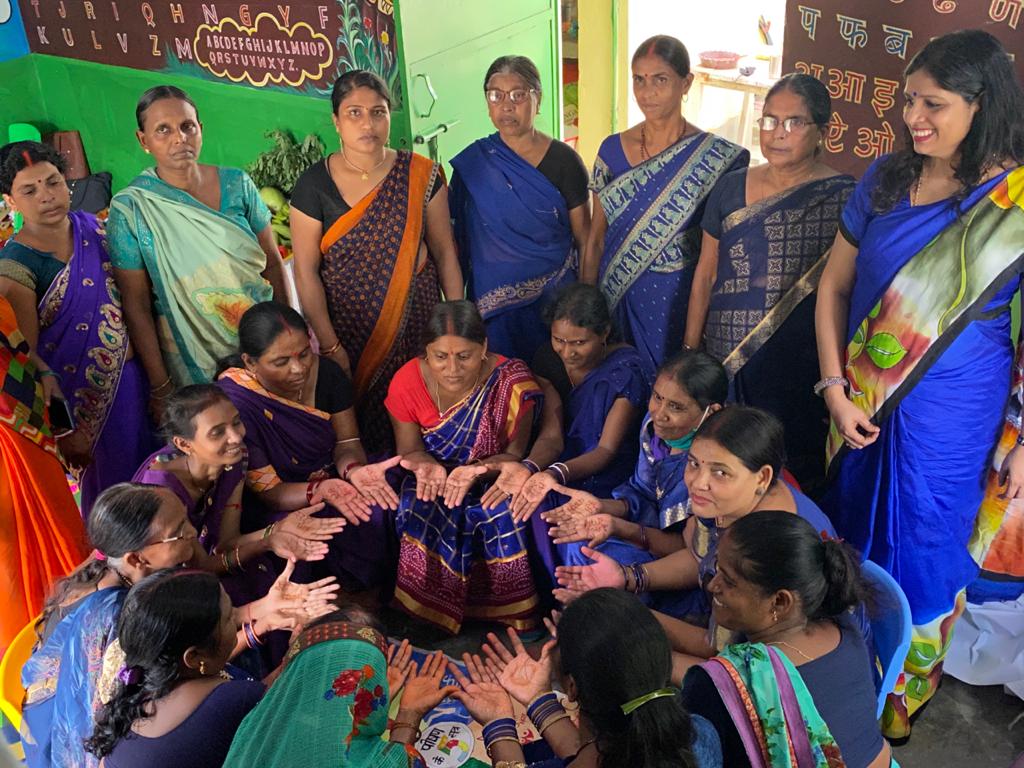 CDhanarua's tweet photo. Mehndi poshan wali @PoshanAbhiyaan @POSHAN_Official @dm_patna @PatnaPoshan @dm_patna @Chshekhar2010 @MinistryWCD @IPRD_Bihar @BRPOSHAN @IcdsBihar @smritiirani @SahniBihar https://t.co/lf2ztlpCl7