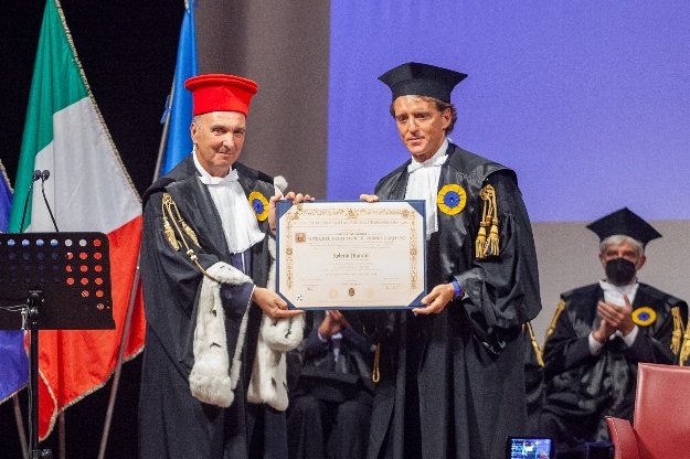 robymancio's tweet photo. È stato più facile preparare la finale di EURO 2020 o la tesi? Forse la seconda 😂 

Grazie di cuore all'università di Urbino Carlo Bo per l'accoglienza di ieri e per l'occasione di provare un'emozione molto particolare. https://t.co/6rPjocAA2h