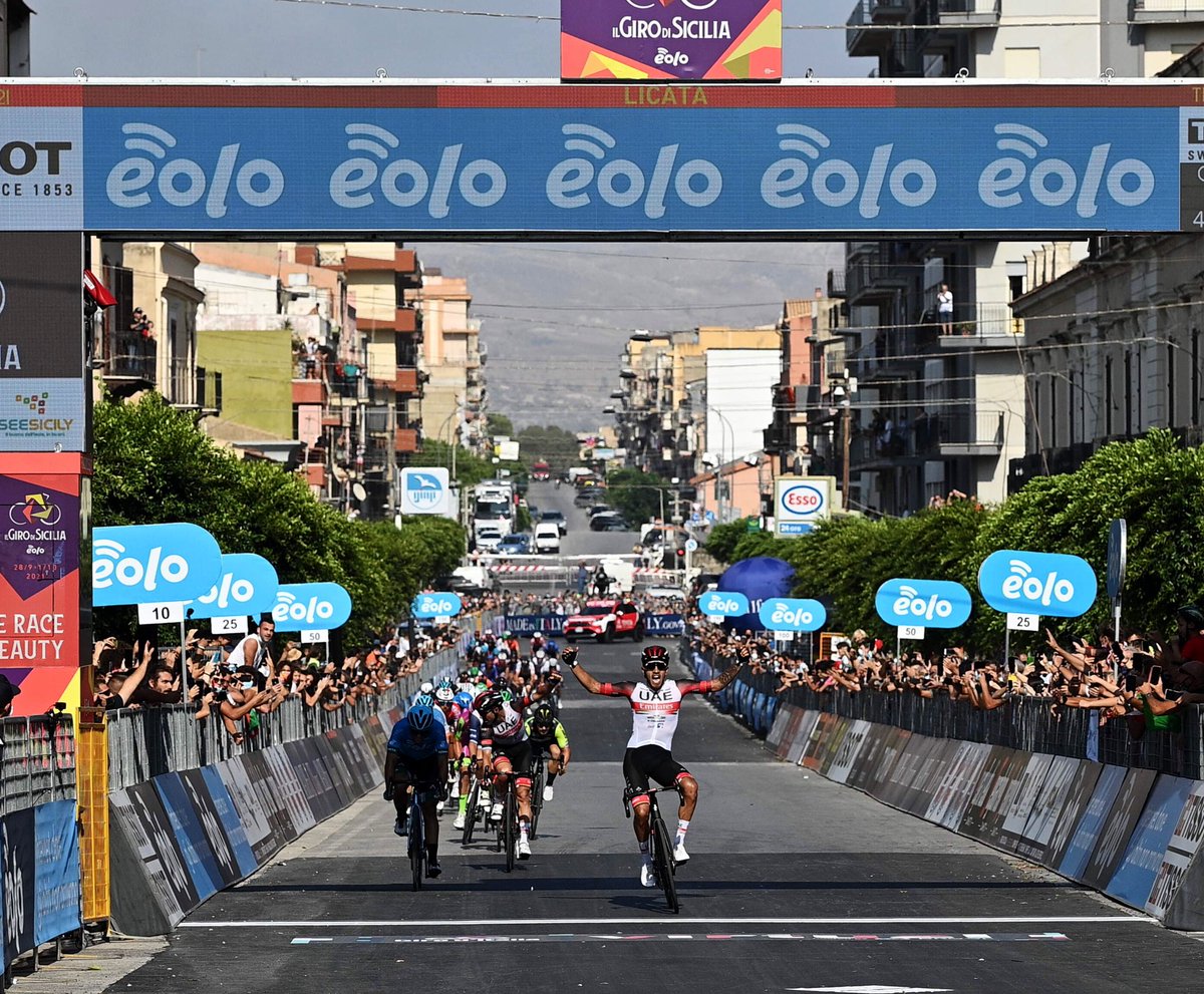BiciGoga's tweet photo. Felicidades rey 👑 @sebasmolano_  🇨🇴
Por tu victoria y primer liderato en @ilgirodisicilia 
Grande @MaxRicheze 🇦🇷 en el lanzamiento y 3º en meta 
📸 LaPresse https://t.co/CHud2UpohA