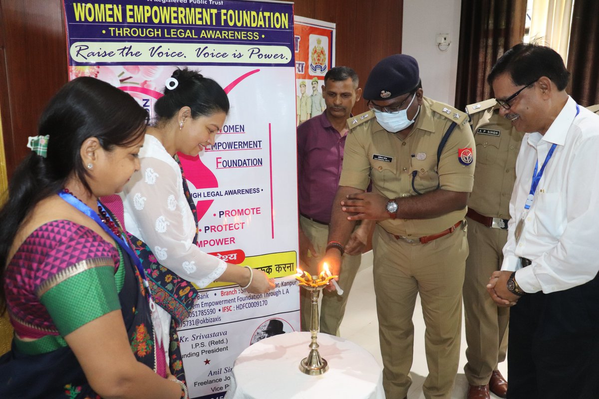 kushinagarpol's tweet photo. #spksn के निर्देशन में “मिशन शक्ति फेज-3” के अंतर्गत पुलिस लाईन्स सभागार में महिलाओं के विधिक सशक्तिकरण के तहत “घरेलू हिंसा/दहेज उत्पीड़न/यौन उत्पीड़न से सुरक्षा” तथा राज्य द्वारा चलायी जा रही विभिन्न योजनाओं के बारे में जागरुकता कार्यक्रम का किया गया आयोजन।
#UPPolice https://t.co/jO1FFVkOV0