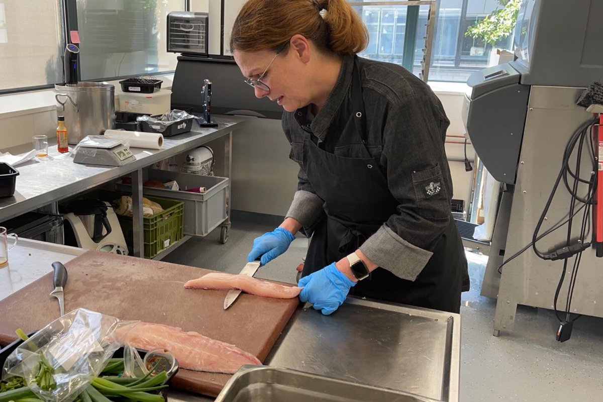 Karpendonk's tweet photo. Ingrid gebruikt de jarenlange ervaring die ze heeft opgedaan in haar restaurant en het vaak samenwerken met binnen- en buitenlandse #chefs, nu zelf in de keuken. #karpendonksehoeve #takeaway #homedelivery #restaurant #karpendonk #afhaalservice #bezorgservice https://t.co/I7305XKaKr
