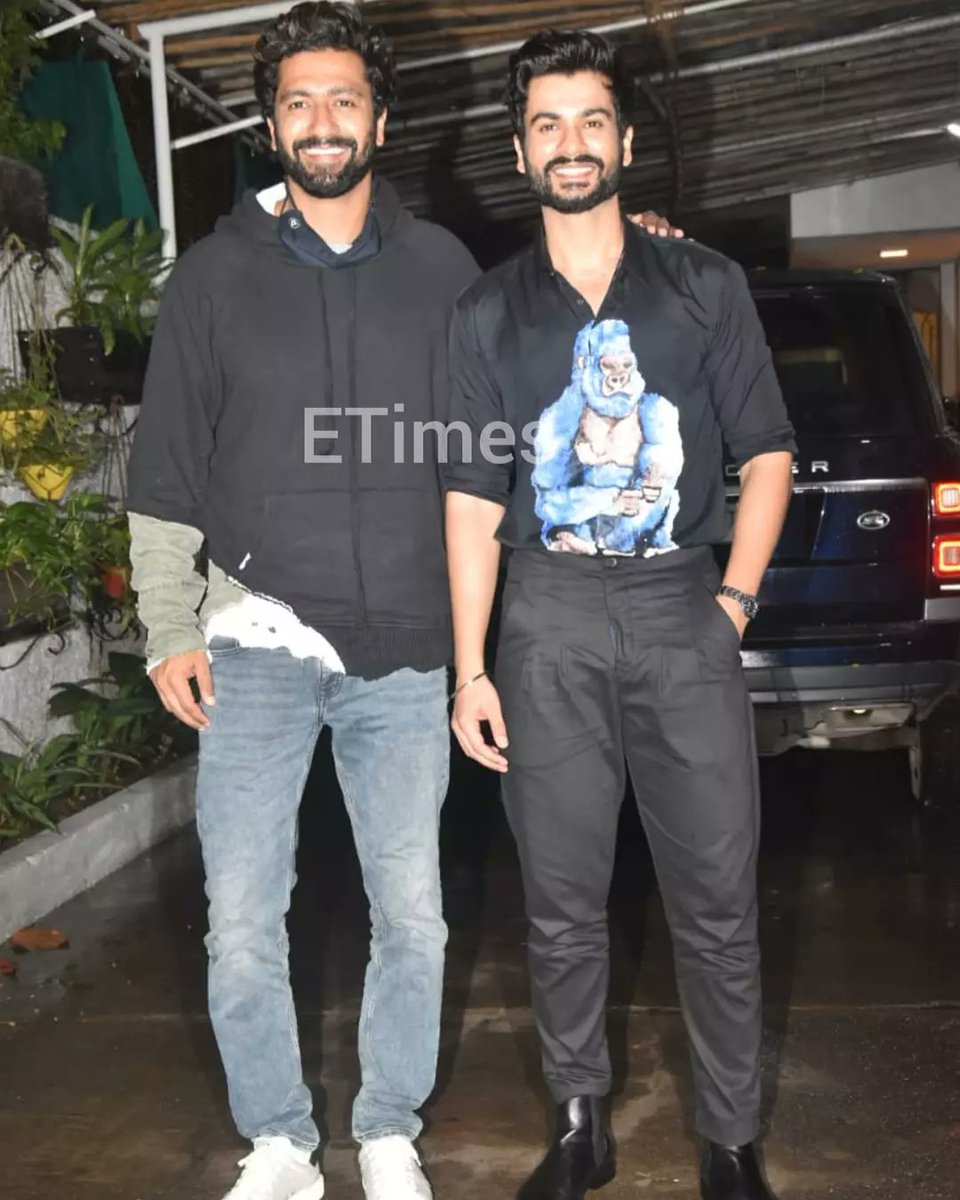 bombaytimes's tweet photo. Birthday boy #SunnyKaushal gets clicked with family at the screening of his movie #Shiddat

@vickykaushal09 #VickyKaushal https://t.co/noIJhfhGyD