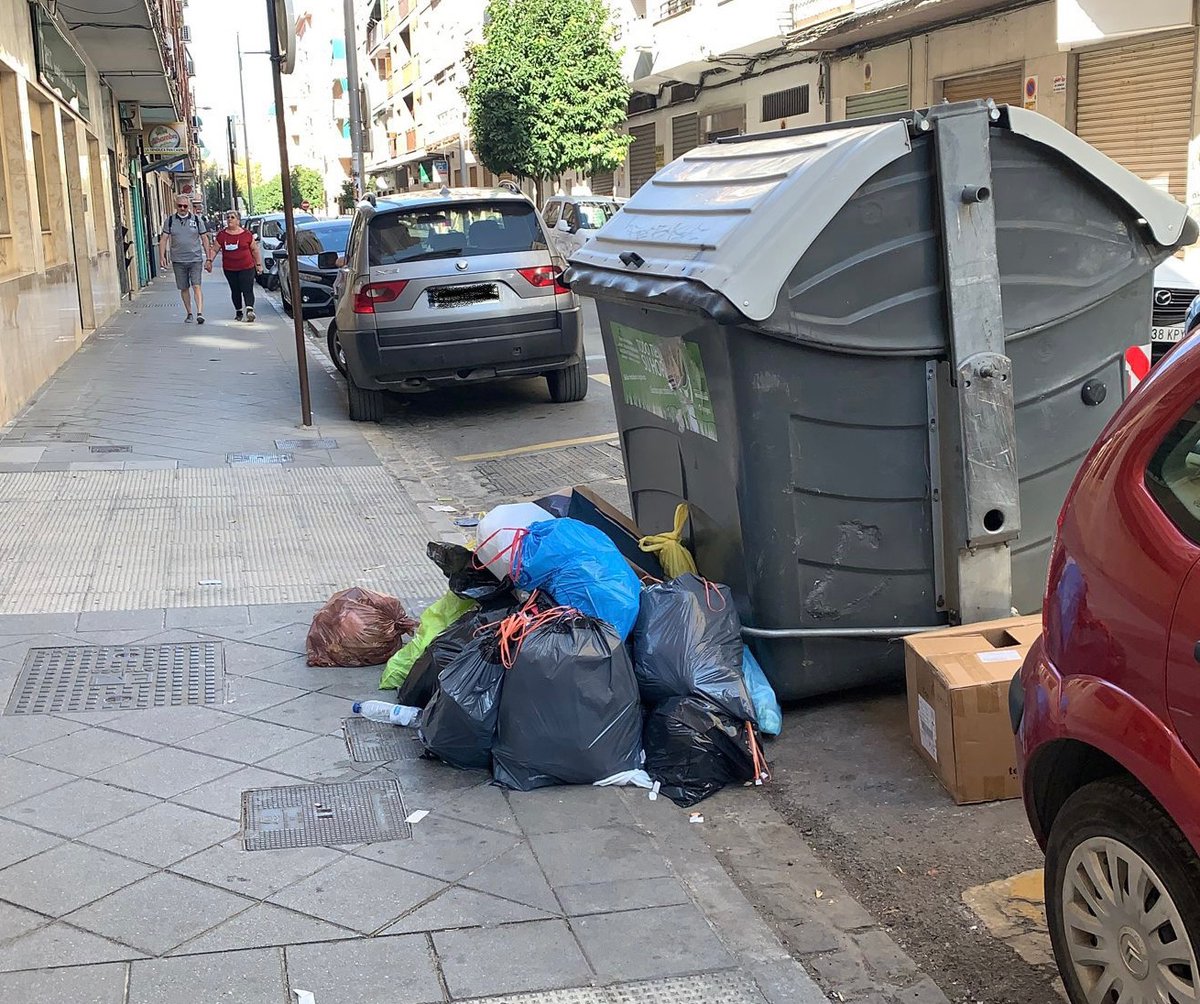 pescribano80's tweet photo. @Granada_Limpia , bolsas acumuladas en el barrio de Los Pajaritos. La basura no tiene alas, no se irá volando… https://t.co/Fm2GRqMR4c