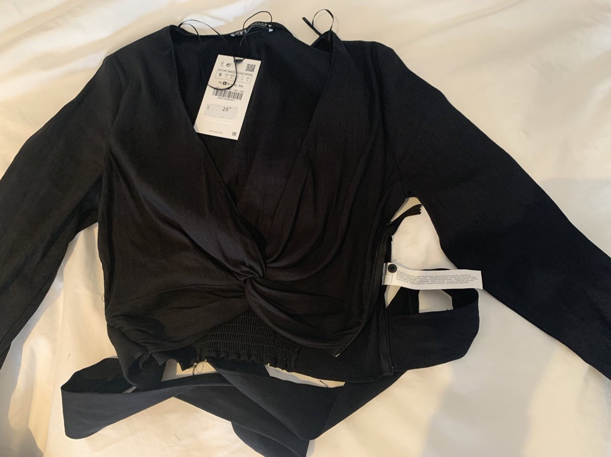 Sacha_Fry's tweet photo. Disappointed with my @ZARA order - this items been stitched inside out 🤯 https://t.co/45PpotzFcc