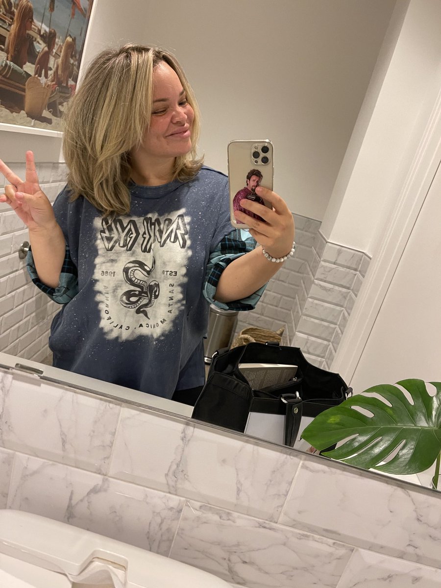 trishapaytas's tweet photo. My hair is finally growing 🥺💕 say no to bleach and tone 🚫 https://t.co/YtAamJTfx6