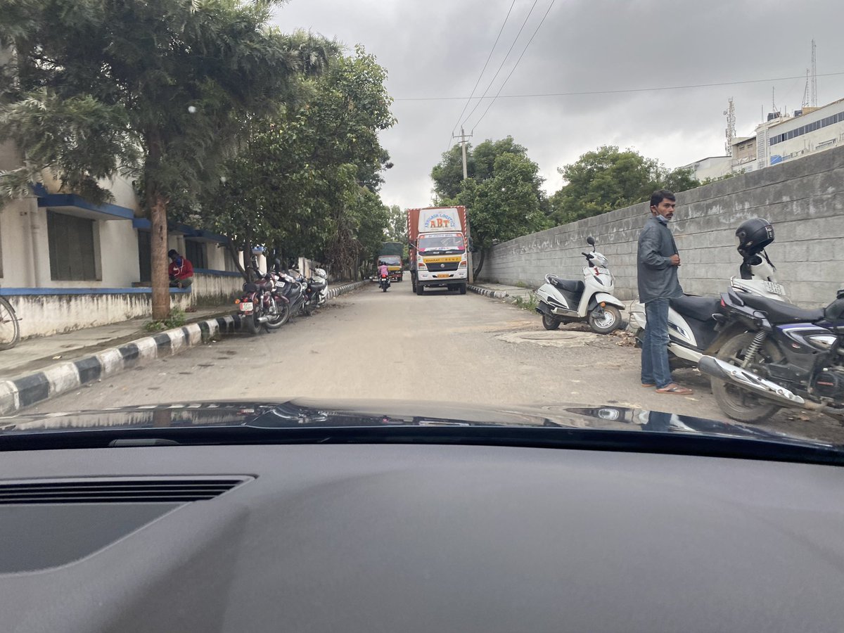 itsaMADlife's tweet photo. @KRPURATRAFFIC @DCPTrEastBCP @vravikanth @kiranababu @Ranjeet03237369 @DCPTrWestBCP @DCPSouthBCP @DcpComdCentre @acpwfieldtrf Sorry to bring this again, but this was the condition this afternoon around 1 pm https://t.co/yw30HwoBH6