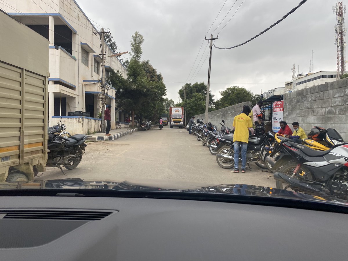 itsaMADlife's tweet photo. @KRPURATRAFFIC @DCPTrEastBCP @vravikanth @kiranababu @Ranjeet03237369 @DCPTrWestBCP @DCPSouthBCP @DcpComdCentre @acpwfieldtrf Sorry to bring this again, but this was the condition this afternoon around 1 pm https://t.co/yw30HwoBH6