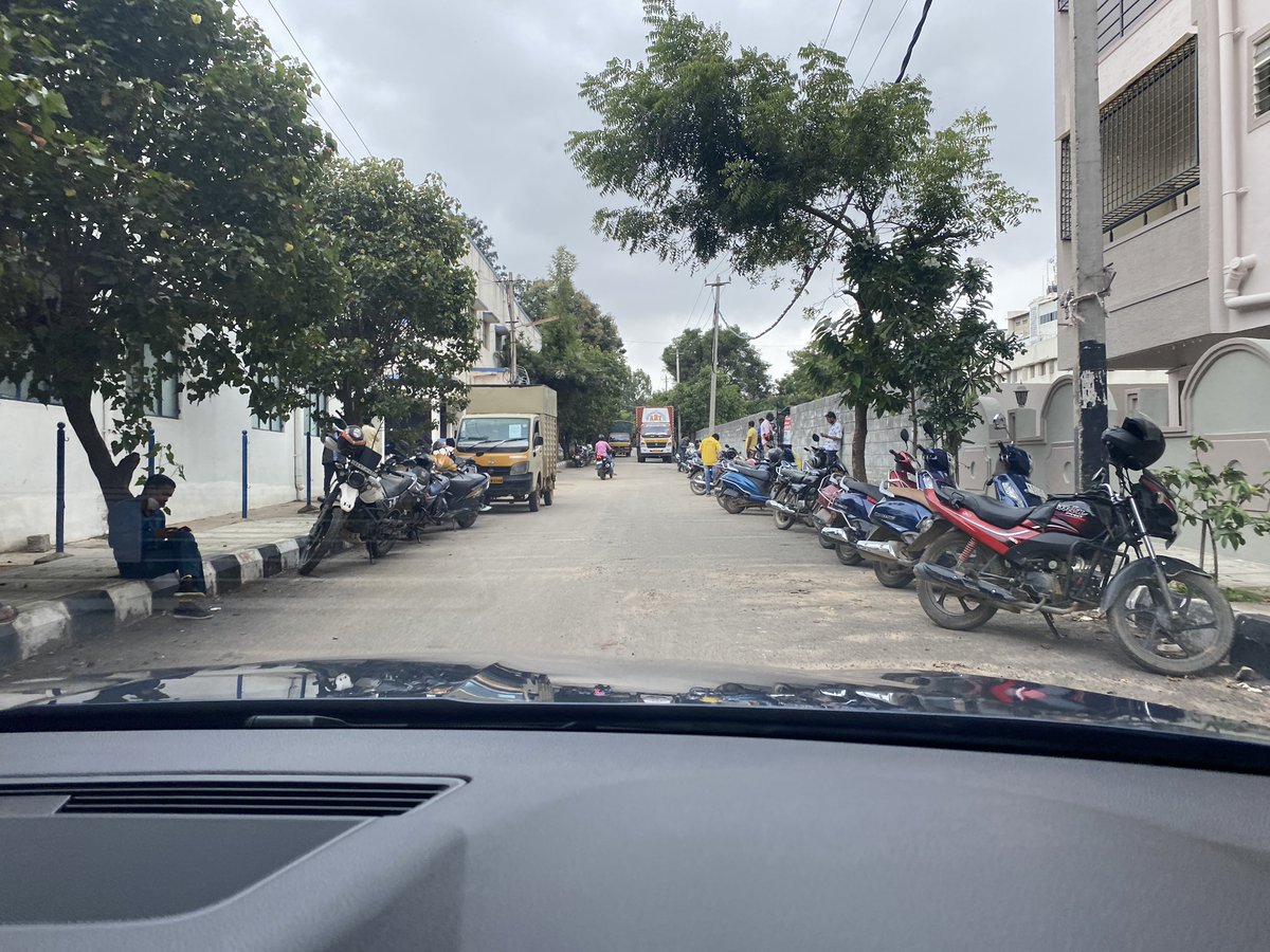 itsaMADlife's tweet photo. @KRPURATRAFFIC @DCPTrEastBCP @vravikanth @kiranababu @Ranjeet03237369 @DCPTrWestBCP @DCPSouthBCP @DcpComdCentre @acpwfieldtrf Sorry to bring this again, but this was the condition this afternoon around 1 pm https://t.co/yw30HwoBH6