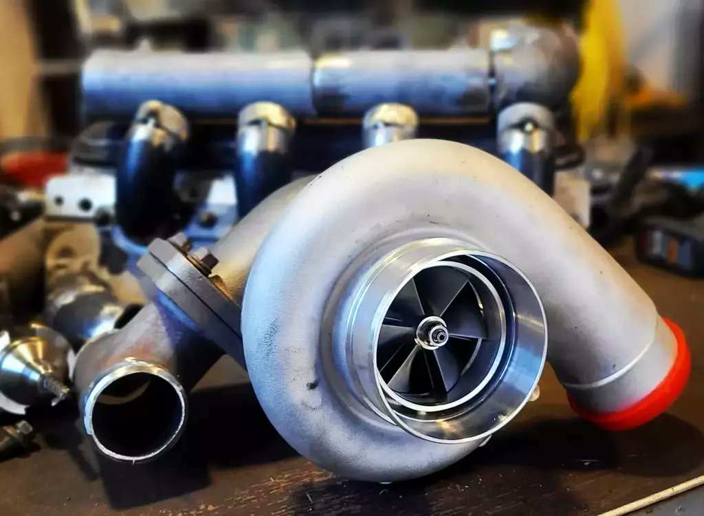 ImperialDad's tweet image. This #gt45 #turbo is going to stick out of the hood on #punishstang thanks to @vagueindustries braining and assembling this custom #header from @fahler_speed_n_performance, then get plumbed with some @dirtydingomotorsports #lsswap goodies. All by Thursda… instagr.am/p/CUXl3tiFEOH/