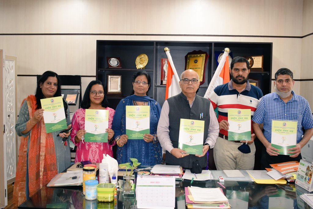 drNSSangwan's tweet photo. School of Interdisciplinary &amp; applied Sci &amp; Dept of Nutrition Biology is celebrating Poshan mah with various activities (Sept 28-30), to create awareness about nutrition &amp; food
#POSHANMaah2021
#poshanmaah https://t.co/OswuxzqAng