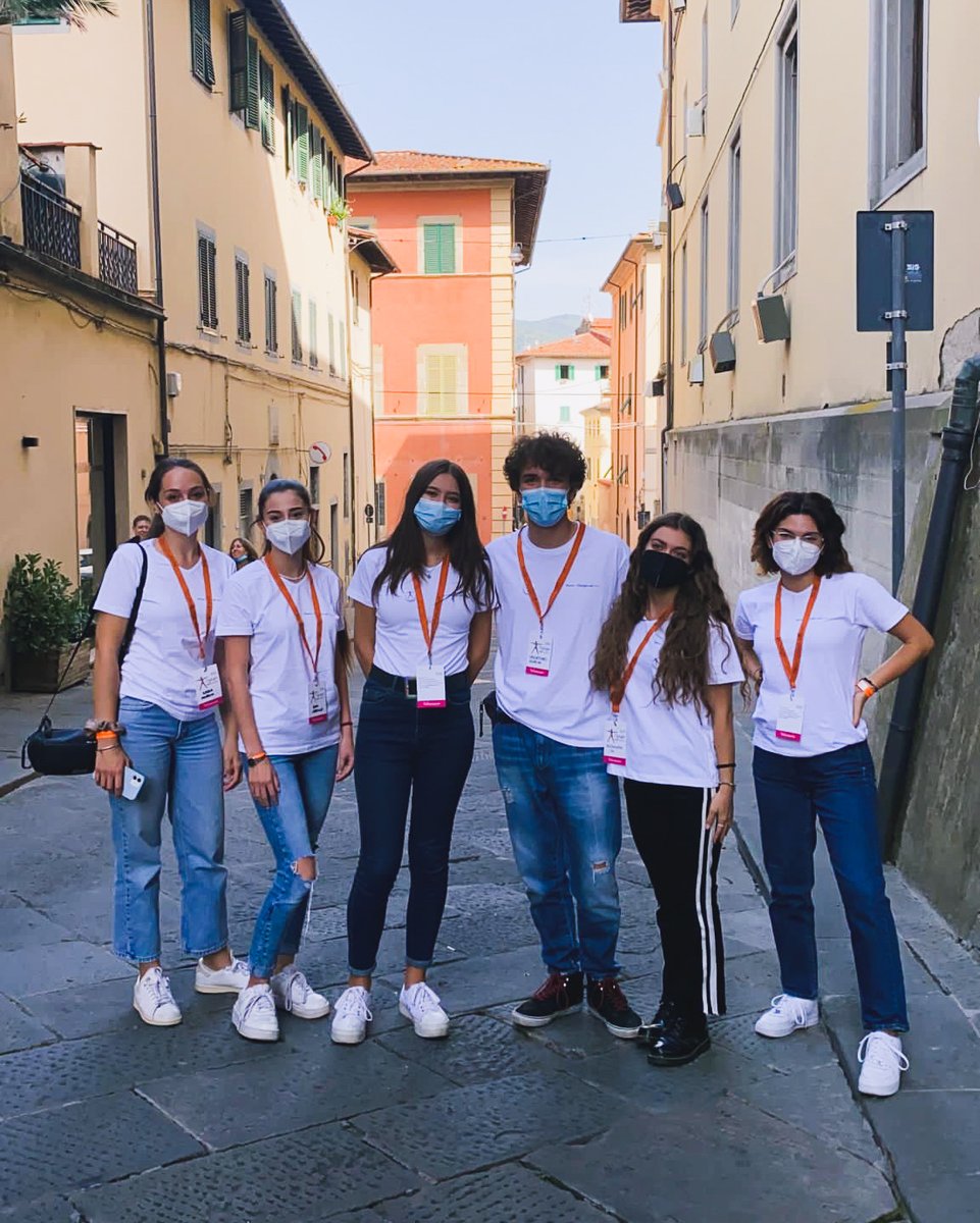 DialoghiPistoia's tweet photo. Per i tre giorni del festival hanno riempito le strade di #Pistoia con i loro occhi sorridenti. Si sono impegnati, hanno fatto nuove amicizie, scoperto #altriorizzonti, sono stati – come sempre – la vera anima della manifestazione. Grazie a tutti i volontari dei #DialoghiPistoia! https://t.co/8pesvMeo39