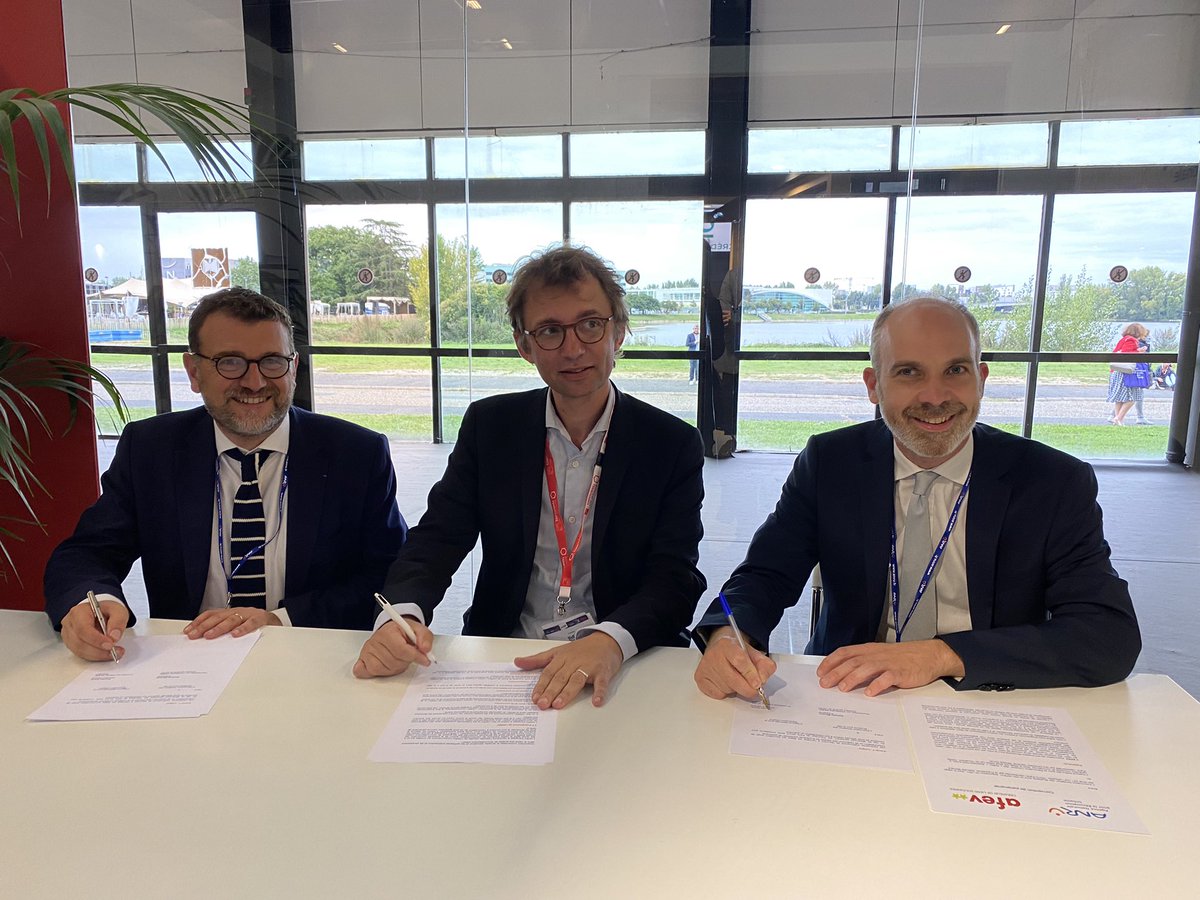 #CongrèsHLM Signature d’une convention ANRU-AFEV cet après-midi sur le stand entre <a href="/chrparis/">Christophe Paris</a>, directeur général <a href="/AfevFrance/">Afev</a> ; <a href="/OlivierKlein93/">Olivier Klein</a> et <a href="/nicolasgrivel/">nicolas grivel</a>, président et Directeur Général de l’Agence.