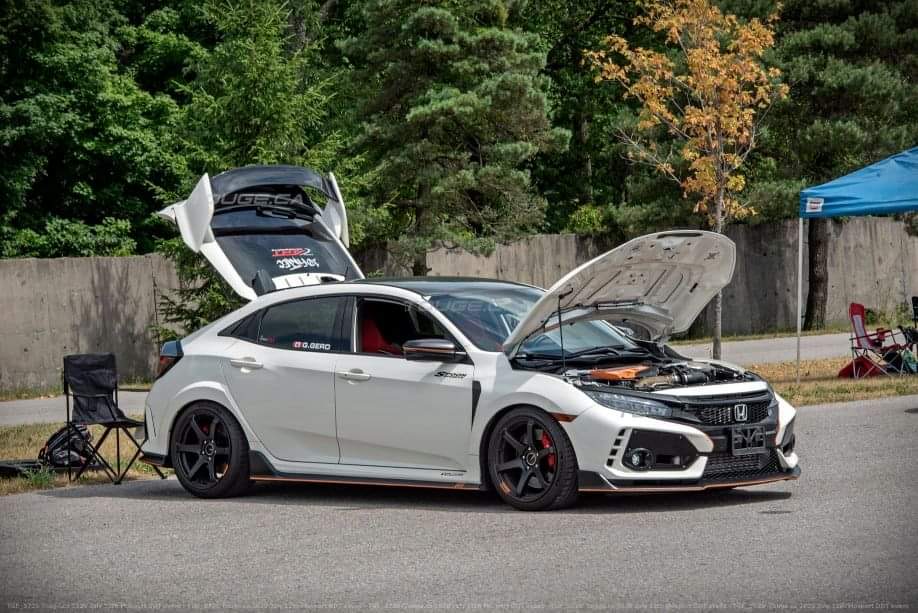 HondaCanada's tweet photo. George, ou @geos_typer, comme on l'appelle, a transformé sa Civic Type R 2017 en une triple menace : bolide de route, de piste et de course. S’il y a une exposition de voitures, George est là!

#typer #fk8 #tunertuesday #triplemenace https://t.co/UiEMPXMK3p