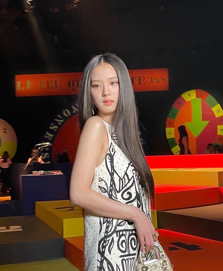 kimbanyen's tweet photo. พิจีซูที่ปารีสแฟชั่นวีค คือปังไม่ไหวว https://t.co/yVtPYJ5sWF