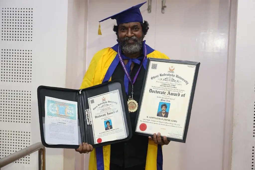 GMime_Studio's tweet photo. Earlier it was Father of Mime and Now it is Doctorate of Mime Arts. Also an award by @Siima for best actor in negative role.

Congratulations @mimegopi anna...

#Doctorate #mimegopi #actor #Trending #Viral #csk #chennai #theatre #art #mime https://t.co/Ec6tWwzCjm