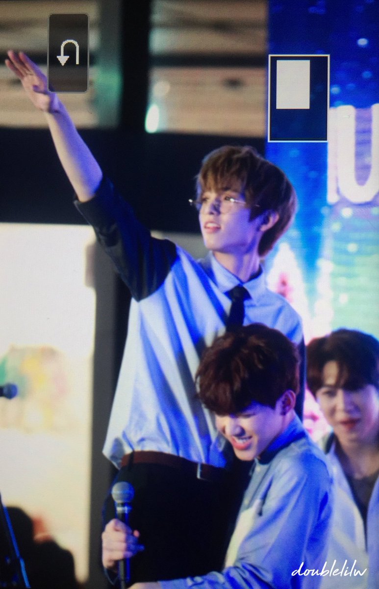 daysixblue's tweet photo. reminds me of when dowoon carried jae back in 2017 😂😂😂 https://t.co/WRtPb04bs6
