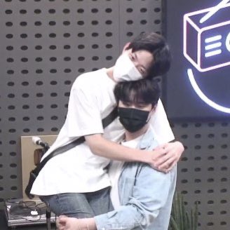 daysixblue's tweet photo. reminds me of when dowoon carried jae back in 2017 😂😂😂 https://t.co/WRtPb04bs6