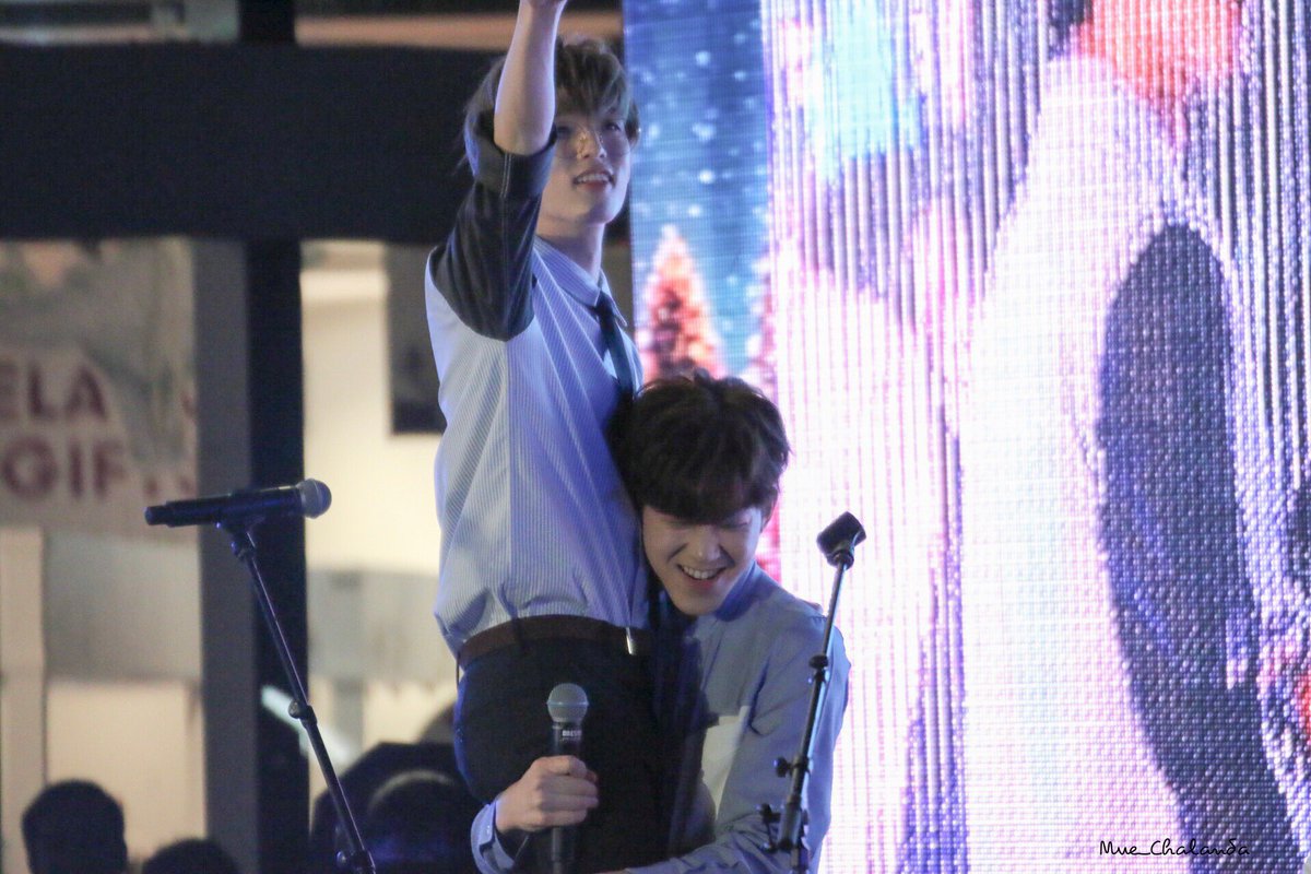 daysixblue's tweet photo. reminds me of when dowoon carried jae back in 2017 😂😂😂 https://t.co/WRtPb04bs6