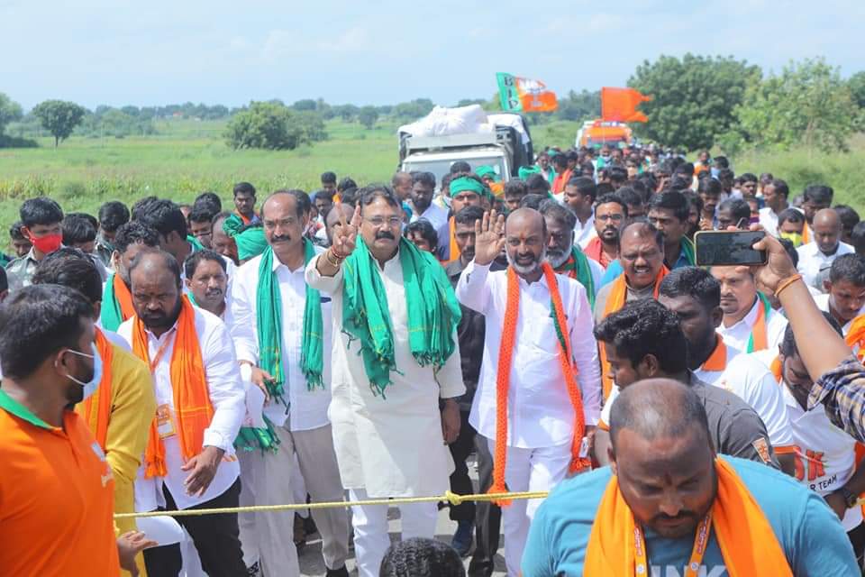 sridharreddyko3's tweet photo. బండి సంజయ్ గారు చేపట్టిన ప్రజా సంగ్రామ యాత్ర లో బీజేపీ కిసాన్ మోర్చా జాతీయ అధ్యక్షులు శ్రీ రాజ్ కుమార్ చాహార్ @Rajkumarchahar9 గారితో కలిసి పాల్గొనడం జరిగింది..

@bjpkm4kisan @bjpkm4kisanTS @byadavbjp @tarunchughbjp @GPR4BJP https://t.co/Yfz0CwOsZK
