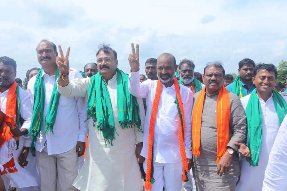 sridharreddyko3's tweet photo. బండి సంజయ్ గారు చేపట్టిన ప్రజా సంగ్రామ యాత్ర లో బీజేపీ కిసాన్ మోర్చా జాతీయ అధ్యక్షులు శ్రీ రాజ్ కుమార్ చాహార్ @Rajkumarchahar9 గారితో కలిసి పాల్గొనడం జరిగింది..

@bjpkm4kisan @bjpkm4kisanTS @byadavbjp @tarunchughbjp @GPR4BJP https://t.co/Yfz0CwOsZK