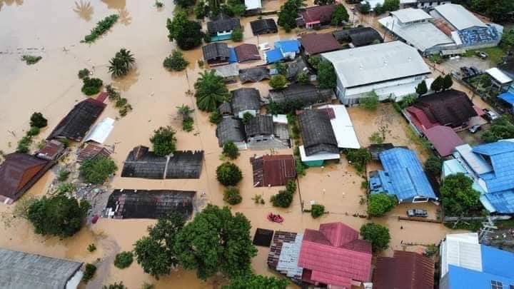 wchda_side's tweet image. ฝากรีทวิตหน่อยนะคะที่อุ้มผาง น้ำท่วมหนักมากสุดในรอบหลายปี ชาวบ้านลำบากมาก เพราะเป็นเมืองชนบทห่างจากตัวเมือง200กม สะพานถูกตัดขาดรถเข้าไปไม่ได้ด้วย บางพื้นที่ต้องใช้ฮอล คนในหมู่บ้านส่วนใหญ่มีฐานะยากจน เป็นชาวเขาไร้สัญชาต ใครสนใจบริจาคเสื้อผ้าที่ไม่ใช้แล้วส่งมาให้เราได้นะคะ #น้ำท่วม