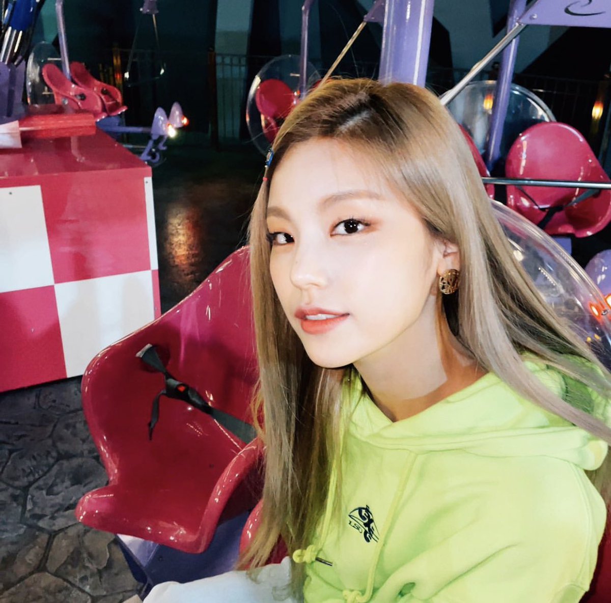ROWAND3RLUST's tweet photo. no caption needed, your smile already says it all. best first fair date ever. round two today? i love you, baby angel~ 🐨💗🦋 🎡
#SATBURYUPLOADS https://t.co/bfNMvVKANm