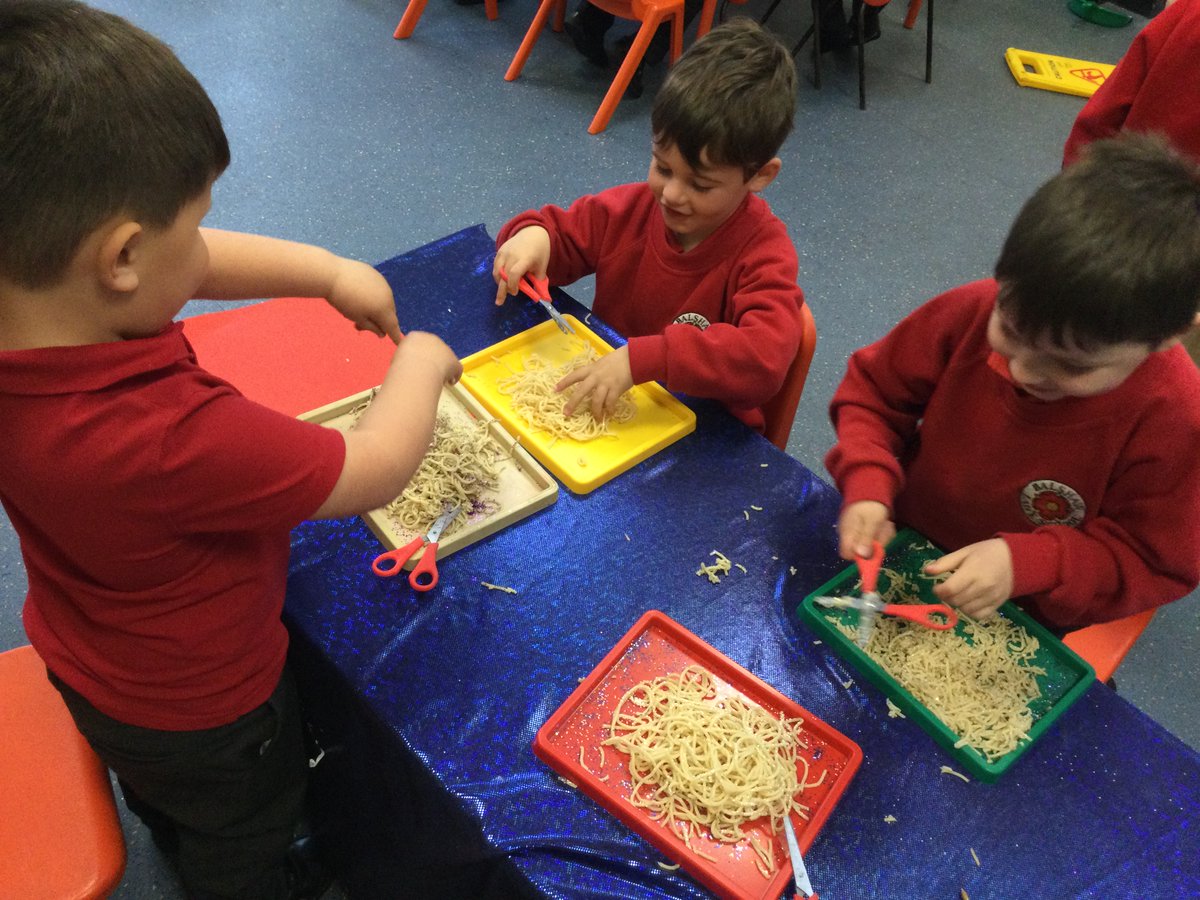 Jackson_Miss1's tweet photo. We enjoyed developing our cutting skills today by using scissors to cut up spaghetti! 
@BalshawLaneCPS @MrsKLMarsden https://t.co/VqPrK7KTAe
