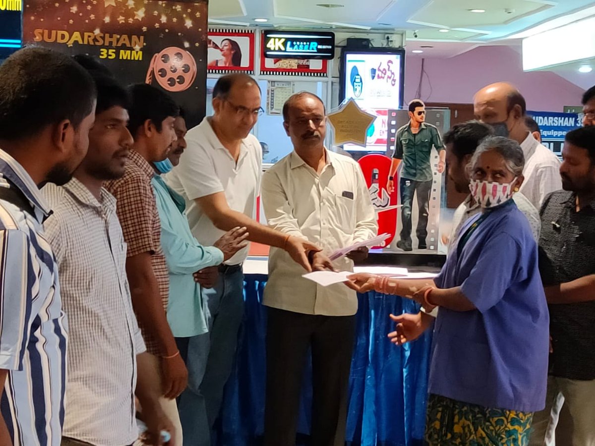 MaheshFanTrends's tweet photo. Dookudu Special Show Ticket Amount (Share) Donated to Sudarshan35mm Staff by RTC X-Roads Superstar @urstrulyMahesh Fans 👌

#DookuduDecadeMania 
#Sudarshan35mm 
 #SarkaruVaariPaata https://t.co/MchCiGq7rt