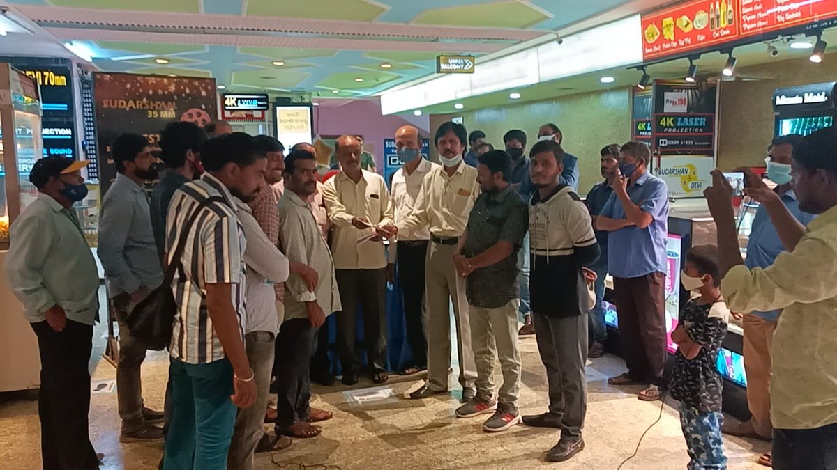 MaheshFanTrends's tweet photo. Dookudu Special Show Ticket Amount (Share) Donated to Sudarshan35mm Staff by RTC X-Roads Superstar @urstrulyMahesh Fans 👌

#DookuduDecadeMania 
#Sudarshan35mm 
 #SarkaruVaariPaata https://t.co/MchCiGq7rt
