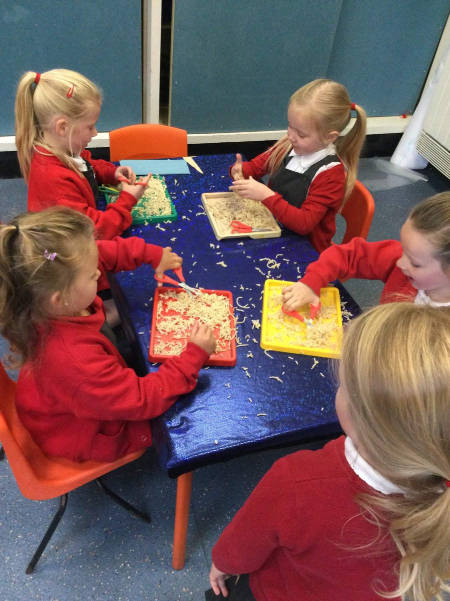 Jackson_Miss1's tweet photo. We enjoyed developing our cutting skills today by using scissors to cut up spaghetti! 
@BalshawLaneCPS @MrsKLMarsden https://t.co/VqPrK7KTAe