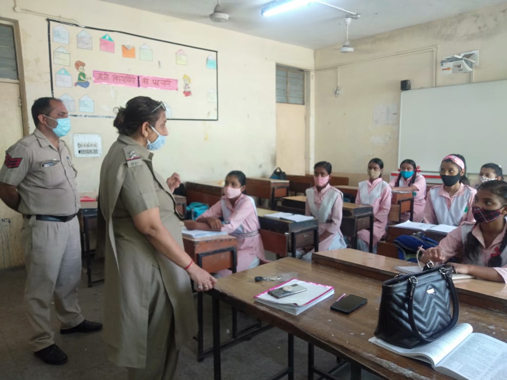 DCPNewDelhi's tweet photo. Women officers from PS Barakhamba Road briefed the 
girl students of Atal Adarsh School, Bengali Market about the use of "Nirbheek" complaint box. https://t.co/Kf4jPjoazO