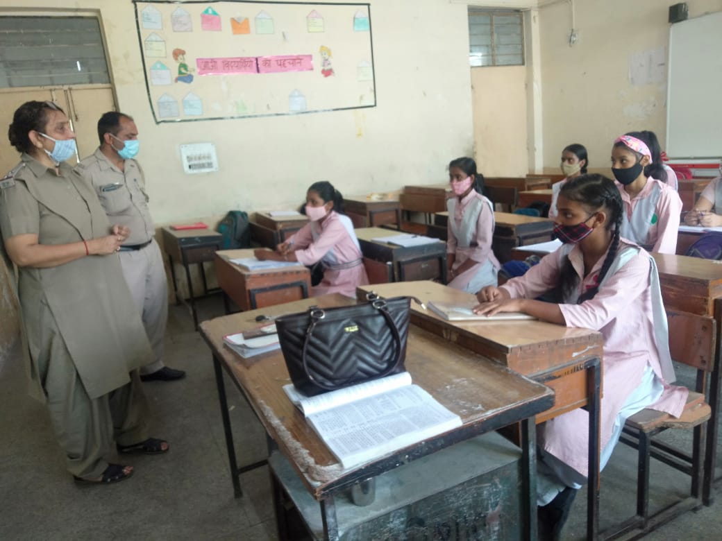 Women officers from PS Barakhamba Road briefed the 
girl students of Atal Adarsh School, Bengali Market about the use of "Nirbheek" complaint box.