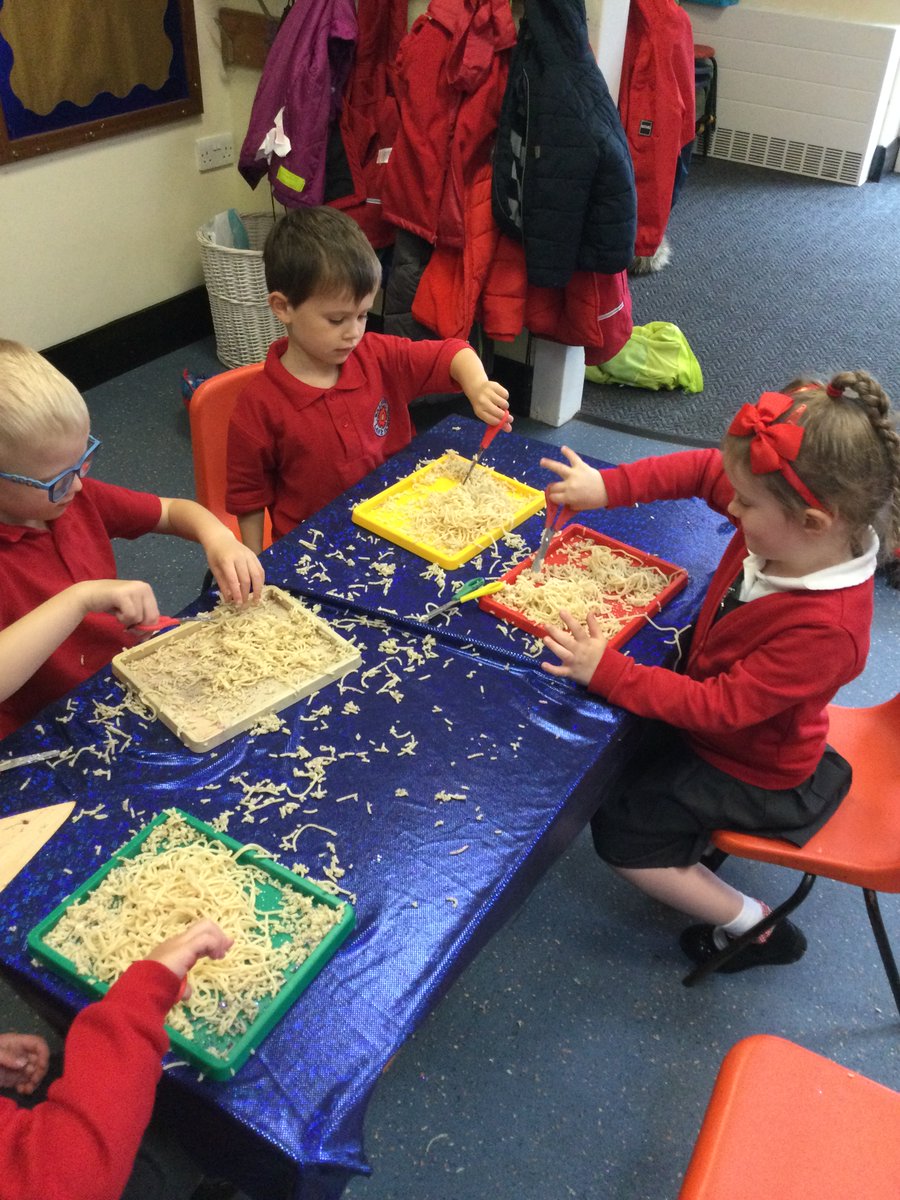 Jackson_Miss1's tweet photo. We enjoyed developing our cutting skills today by using scissors to cut up spaghetti! 
@BalshawLaneCPS @MrsKLMarsden https://t.co/VqPrK7KTAe