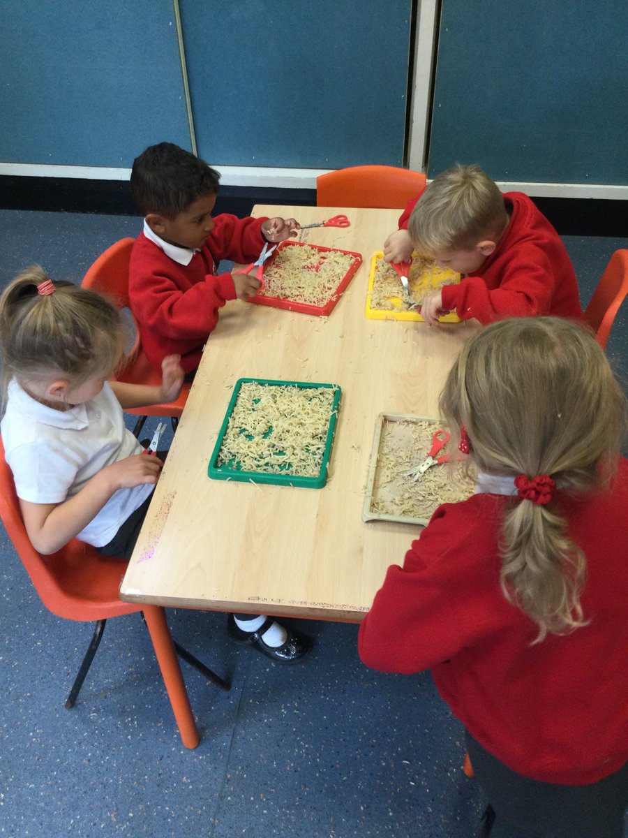 Jackson_Miss1's tweet photo. We enjoyed developing our cutting skills today by using scissors to cut up spaghetti! 
@BalshawLaneCPS @MrsKLMarsden https://t.co/VqPrK7KTAe