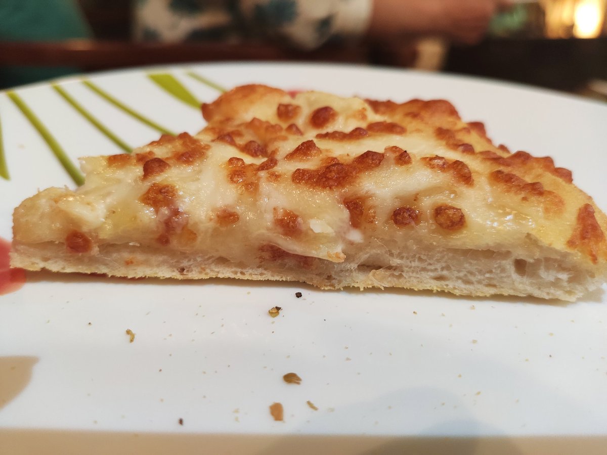 JPriyank80's tweet photo. @dominos_india The Cheesilicious Pizzas are a SCAM, ad says 4 times the cheese of regular pizza, but the pizzas we received had lesser cheese than even normal double cheese margarita, while prices are triple! Both the 4 Cheese and Cheese Dominator Pizzas were VERY DISAPPOINTING! https://t.co/hVy1ZuoyWp