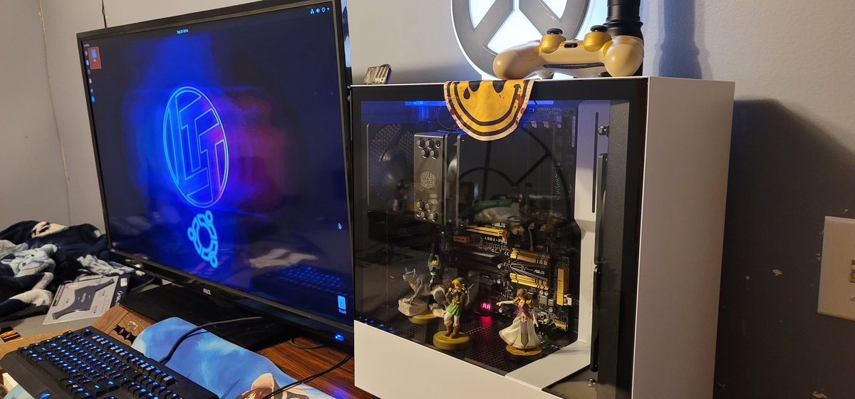 IzzyDeWolf's tweet photo. @LinusTech my current pc setup. I know it's old. https://t.co/eIQHSfsVgG