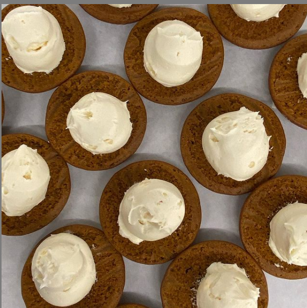 Sweet Fall!🍁 Have you tried our Bisousweet pumpkin🎃whoopie pies? Soft spiced shells filled with a traditional Whoopie filling now made with an organic marshmallow creme made in small batches by Toonie Moonie Organics!  
#bisousweet #whoopiepies #pumpkin #tooniemoonieorganics