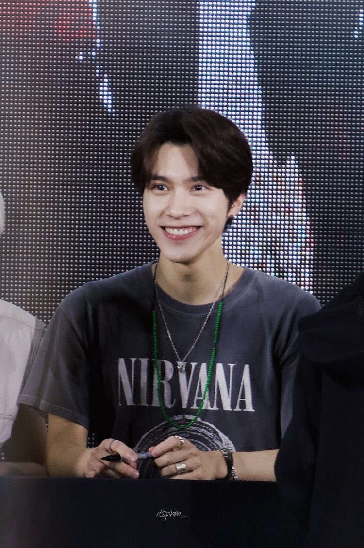 LouBlue__'s tweet photo. happy birthday kingggg i hope you can always keep your positive energy #HAPPYHENDERYDAY
#CharmingPrinceHenderyDay
#앞으로도_헨드리랑_같은_달을_볼게 https://t.co/vemM32ndTg