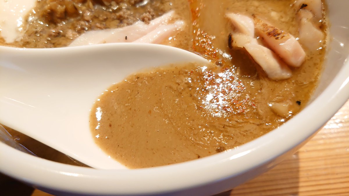 ramen_sakamani's tweet photo. ■麺処「図鑑」
東京都渋谷区渋谷駅

■秋刀魚と味噌のそば-サケの白子ソースがけ+今日の地鶏ごはん

209スタンドさん間借り営業��お店です

2021/9/26～の限定

サンマの旨味がふくよかに、5種ブレンドの味噌はサケ白子ソースでまろやかさもあり。今回も美味しい限定でした🍜

ごちそうさまでした🙇 https://t.co/DxhUqS8Kpv