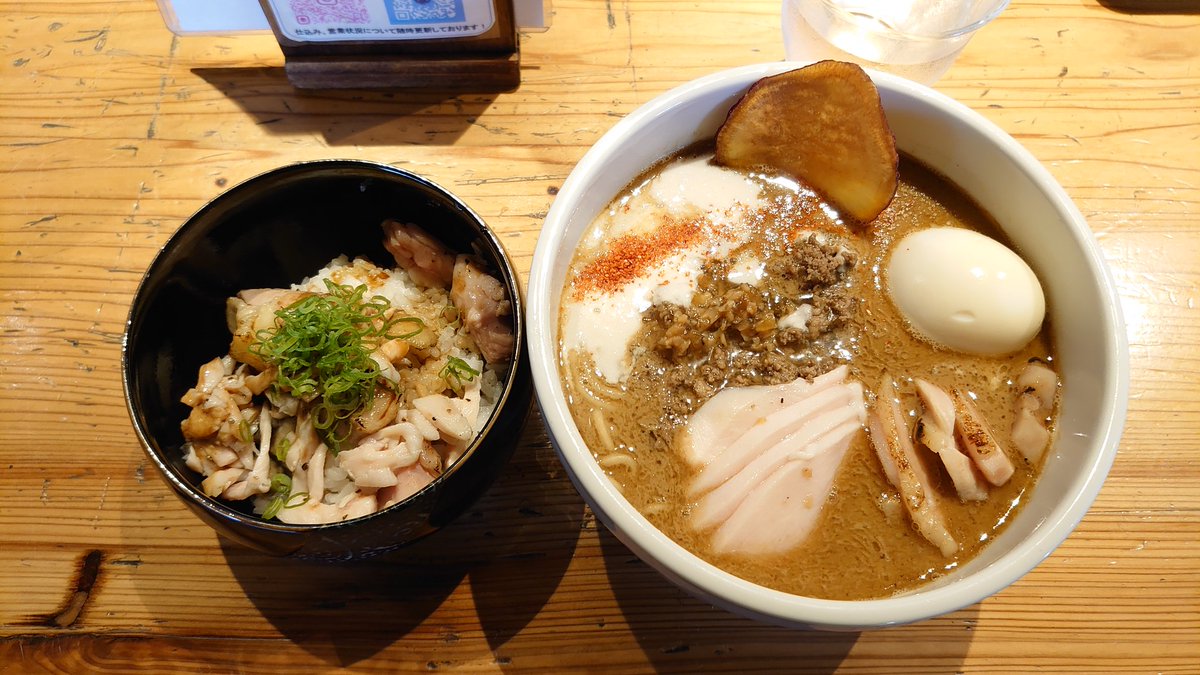ramen_sakamani's tweet photo. ■麺処「図鑑」
東京都渋谷区渋谷駅

■秋刀魚と味噌のそば-サケの白子ソースがけ+今日の地鶏ごはん

209スタンドさん間借り営業��お店です

2021/9/26～の限定

サンマの旨味がふくよかに、5種ブレンドの味噌はサケ白子ソースでまろやかさもあり。今回も美味しい限定でした🍜

ごちそうさまでした🙇 https://t.co/DxhUqS8Kpv