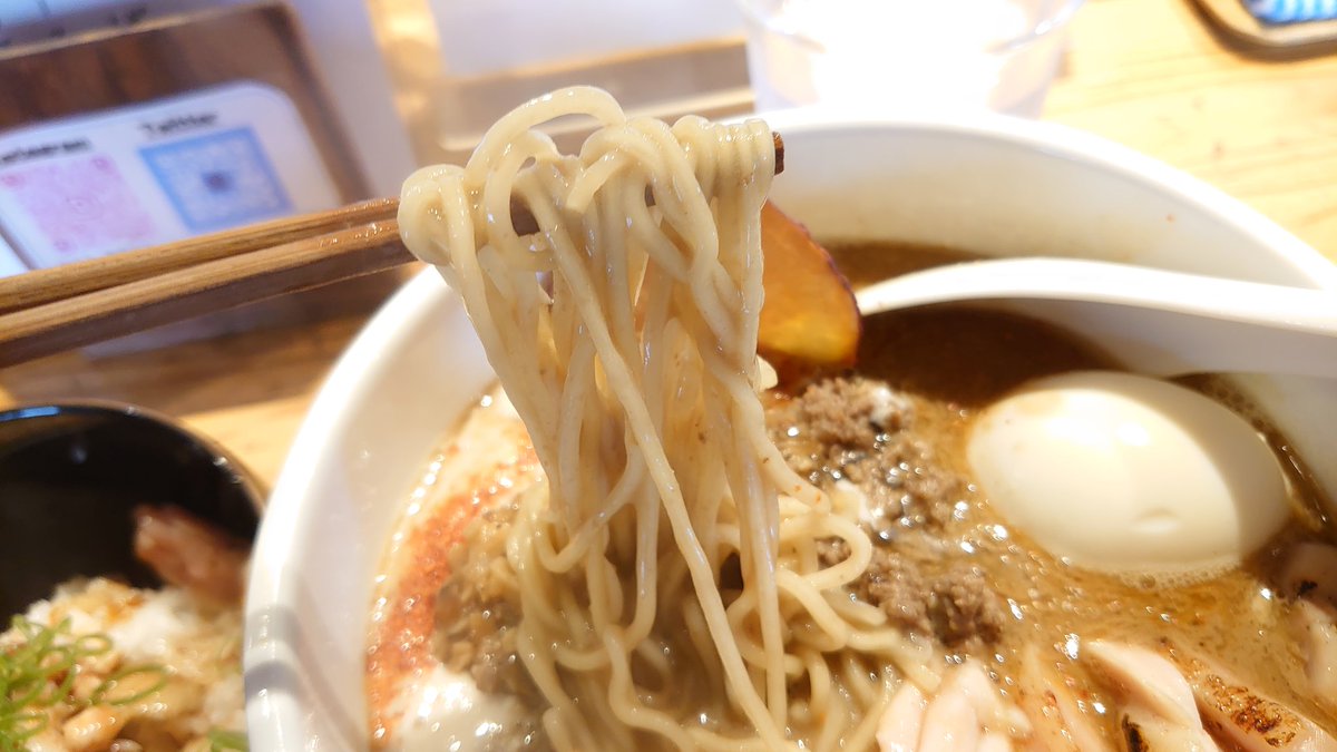 ramen_sakamani's tweet photo. ■麺処「図鑑」
東京都渋谷区渋谷駅

■秋刀魚と味噌のそば-サケの白子ソースがけ+今日の地鶏ごはん

209スタンドさん間借り営業��お店です

2021/9/26～の限定

サンマの旨味がふくよかに、5種ブレンドの味噌はサケ白子ソースでまろやかさもあり。今回も美味しい限定でした🍜

ごちそうさまでした🙇 https://t.co/DxhUqS8Kpv
