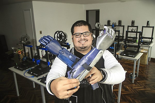 DiarioElPeruano's tweet photo. 🦾 Conoce al ingeniero mecánico Ricardo Gerardo Rodríguez Torres, creador del primer brazo biónico con codo articulado en el mundo.

✍ Susana Mendoza (@susysheen) https://t.co/2fKynN1aRS