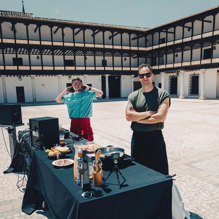 Odd_Recordings's tweet photo. New episode of the Oddcast with @spartaquelive b2b @ramirolopez LIVE at Plaza Mayor de Tembleque 👨‍🍳

Download: https://t.co/vx3VO2RGcz https://t.co/mgdyoxYQNL