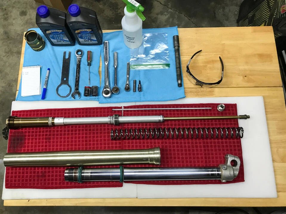 Step-by-Step Guide to Replacing Fork Seals thmp.tk/39MD7dE #dirtbike #dirtbikes #mx #moto #motocross #enduro #hareandhound #gncc #endurocross #dualsport #supermoto #braap