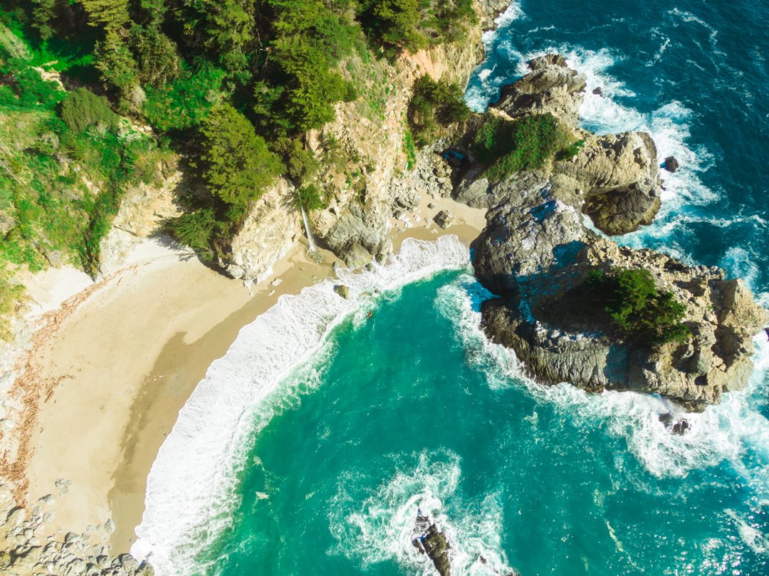 dylanlikeslight's tweet photo. My roommate asked, so you shall receive. Here’s some Big Sur drone pics for your Tuesday morning #brodie21 https://t.co/Tn45kkUlHw