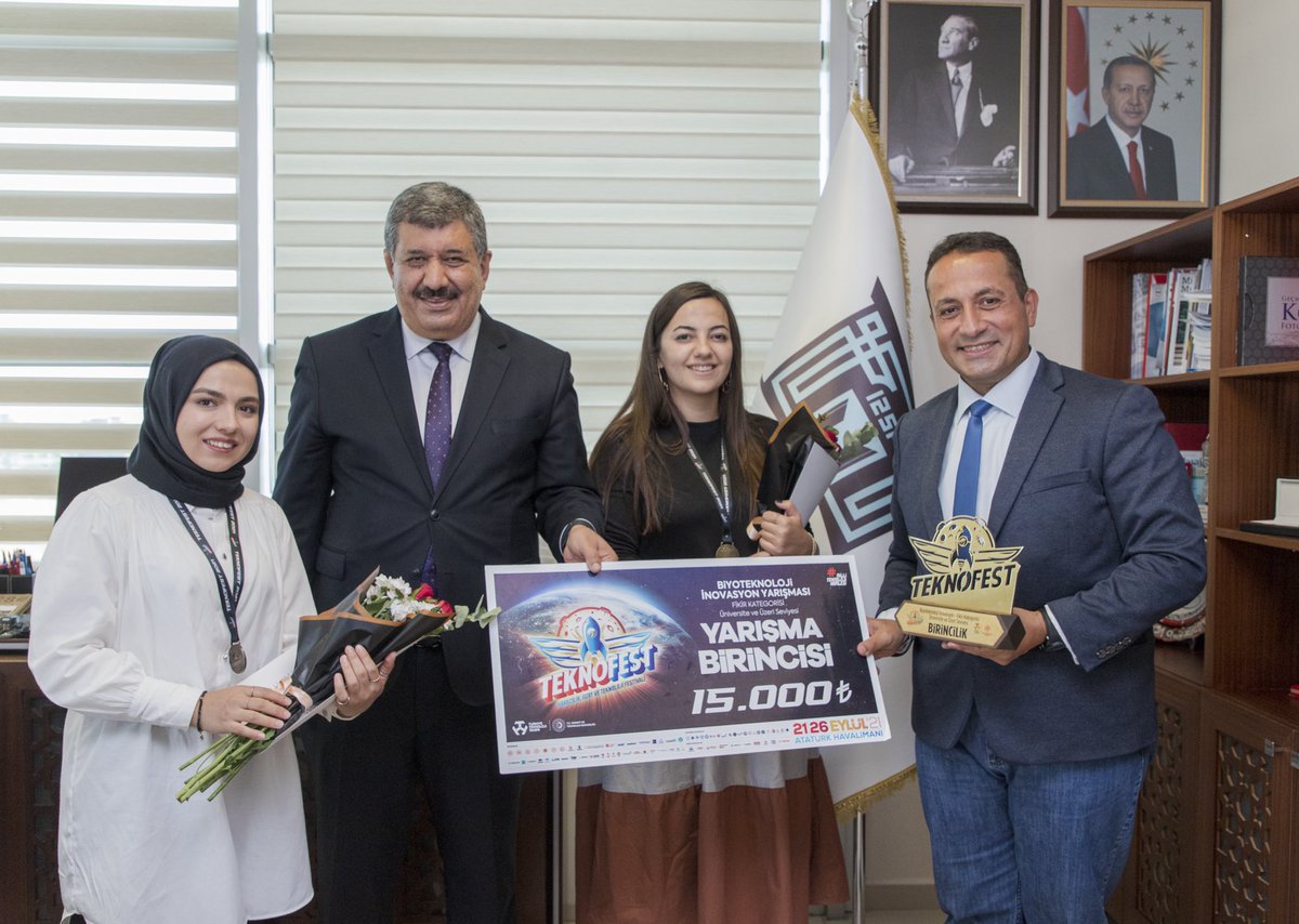 Rektörümüz Prof. Dr. <a href="/bayramsade/">Bayram Sade</a>, TEKNOFEST 2021 Birincisi HESPEROS takımımızı ağırladı. Başarılarından dolayı akademisyenlerimizden Prof. Dr. @YILDIZHB_ ile öğrencilerimiz Menşure Güler ve Zerrin Akıncı'yı tebrik etti. 🏆🥇