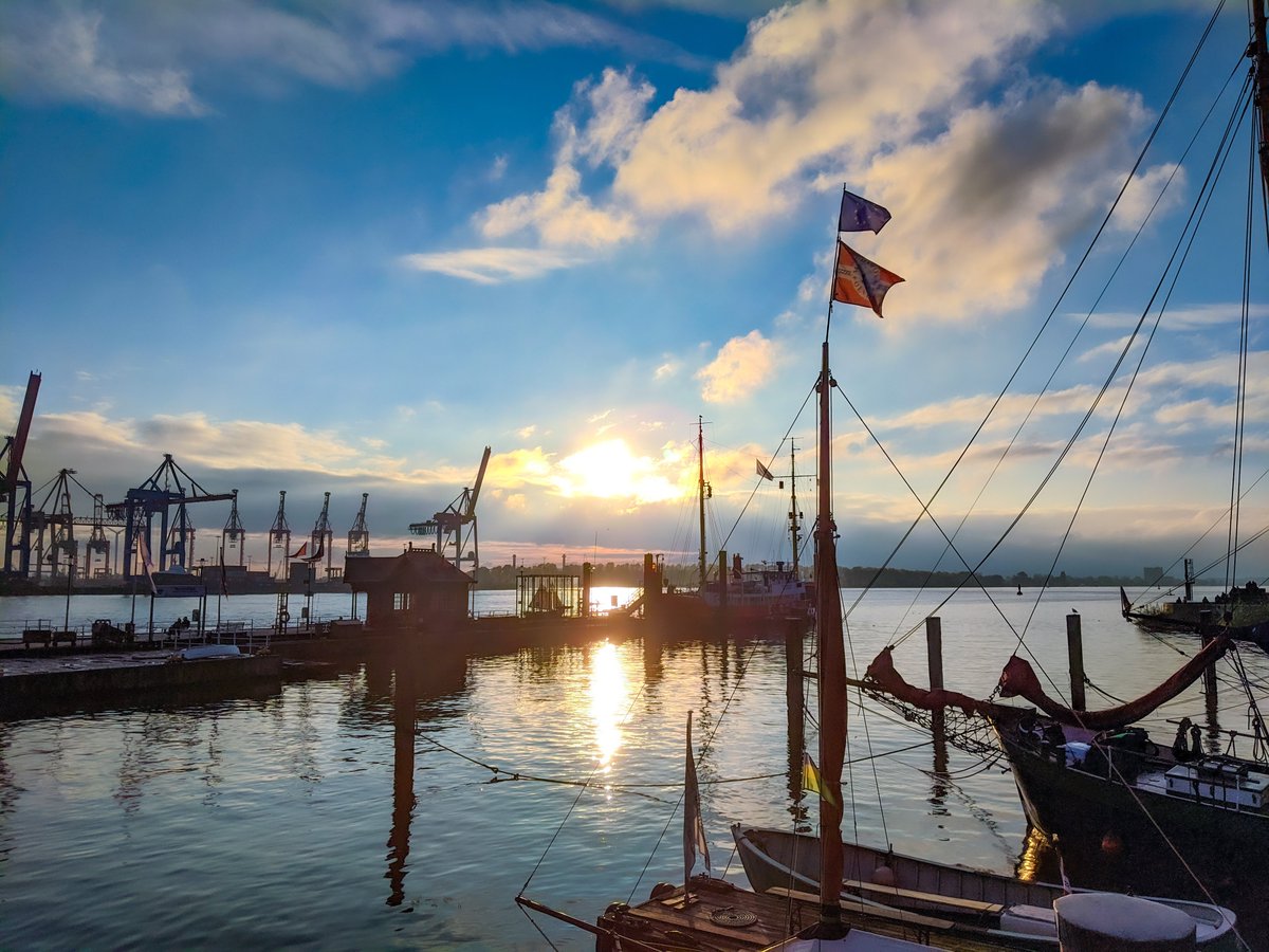 densworldnet's tweet photo. Sunset harbor 🌅⚓

#hamburg #stpauli #amateurphotography https://t.co/Bcc2IFGGap